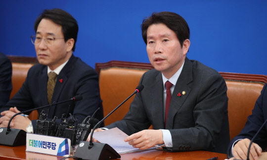 더불어민주당 이인영(오른쪽) 원내대표가 31일 오전 국회에서 열린 원내대책회의에서 발언하고 있다. <연합뉴스>